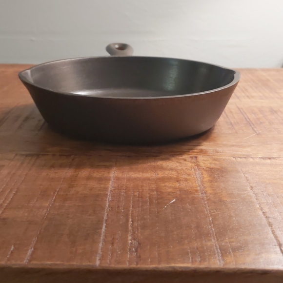 Vintage Unmarked Lodge Cast Iron Skillet, #3 - Picture 7 of 11